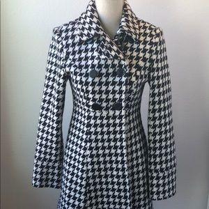 Women’s EXPRESS Coat in black and white. XS.